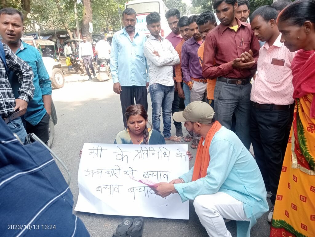 प्रशासन से मदद नहीं मिलने पर मजबूर होकर युवती ने लातेहार के एन एच पर बैठकर लगाई मदद की गुहार। प्रशासन से मदद नहीं मिलने पर मजबूर होकर युवती ने लातेहार के एन एच पर बैठकर लगाई मदद की गुहार।