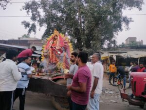 नावा बाजार प्रखंड मुख्यालय में मां दुर्गे की प्रतिमा को गाजे-बाजे के साथ नमन आंखों से दी गई विदाई
