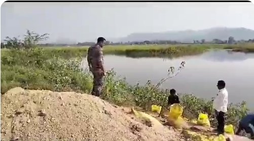 नावागढ़ और तरवाडीह पूजा पंडाल की मूर्ति विसर्जन के लिए नौका आहर का मुखिया ने किया निरीक्षण।