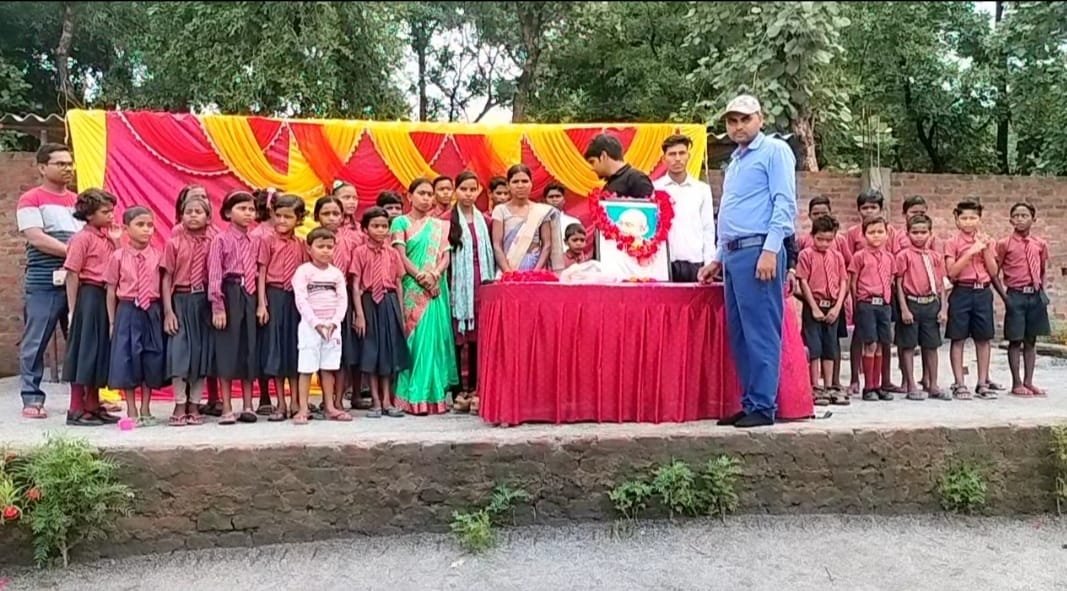महात्मा गांधी जयंती के शुभ उपलक्ष में एस0डी0एम0 आवासीय विद्यालय मुरमा में साफ सफाई अभियान चलाया गया।