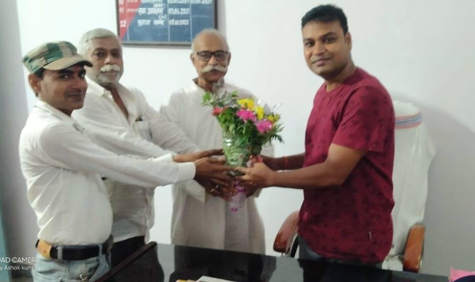 सूर्य मंदिर निर्माण समिति के सदस्य ने नये थाना प्रभारी से किया शिष्टाचार मुलाकात. सूर्य मंदिर निर्माण समिति के सदस्य ने नये थाना प्रभारी से किया शिष्टाचार मुलाकात.