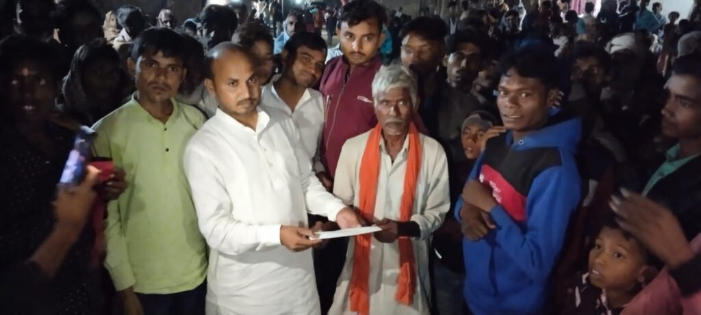 मुखिया प्रत्याशी आलम बाबु ने दुर्गा पूजा में पहुंचकर अमन और शांति का मांगा आशीर्वाद.