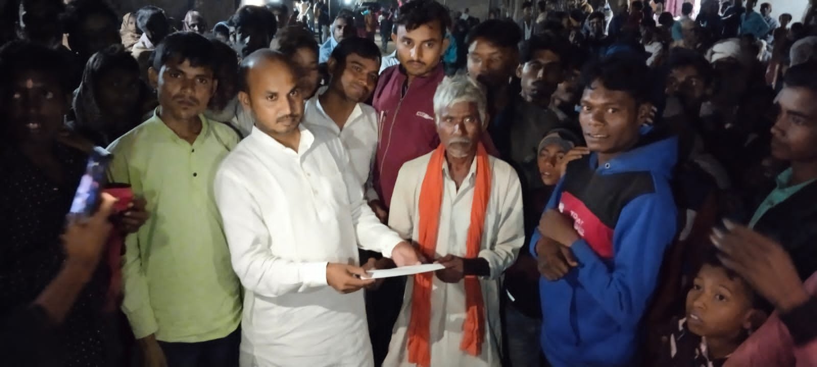मुखिया प्रत्याशी आलम बाबु ने दुर्गा पूजा में पहुंचकर अमन और शांति का मांगा आशीर्वाद.