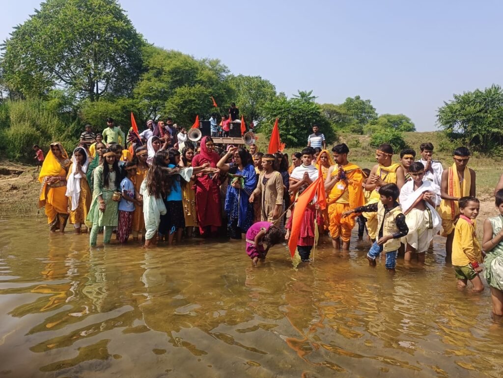 नव युवक संघ महुली कला के कमिटी के द्वारा निकली गयी भव्य कलश यात्रा।