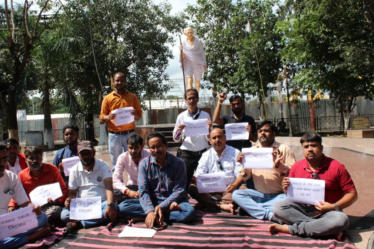 पत्रकारों पर कारवाई विधि सम्मत ना होने के विरोध में पत्रकारों का धरना प्रदर्शन। पत्रकारों पर कारवाई विधि सम्मत ना होने के विरोध में पत्रकारों का धरना प्रदर्शन।