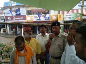 बिशुनपुरा: महात्मा गांधी की जयंती समारोह के शुभ अवसर पर,थाना प्रभारी ने सेल्यूट कर किया मल्यार्पण,
