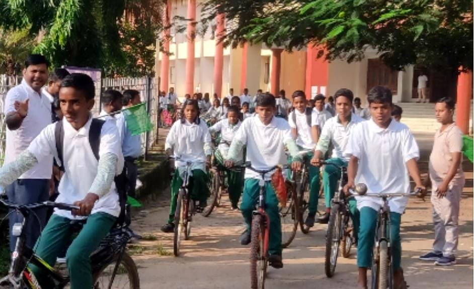 विश्व मानसिक स्वास्थ्य दिवस पर समाहरणालय परिसर से निकाली गई साईकिल रैली विश्व मानसिक स्वास्थ्य दिवस पर समाहरणालय परिसर से निकाली गई साईकिल रैली