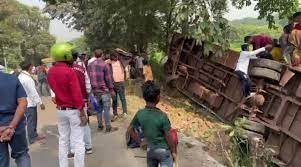 सवारियों से भरी अनियंत्रित बस जंगल में पलटी पांच की मौत, कई घायल, मचा हड़कंप.