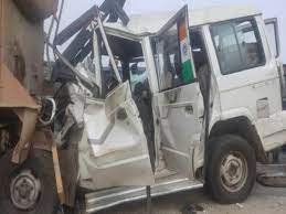 कोहरा बना कालः सड़क पर खड़े ट्रक से टकराई तेज रफ्तार SUV, 12 लोगों की मौत. कोहरा बना कालः सड़क पर खड़े ट्रक से टकराई तेज रफ्तार SUV, 12 लोगों की मौत.