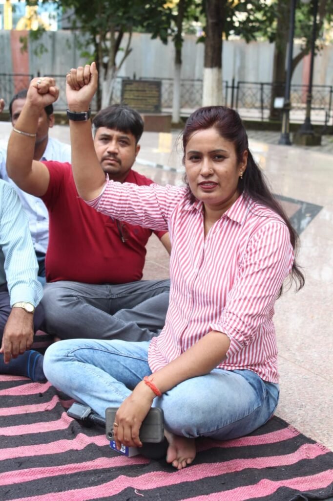पत्रकारों पर कारवाई विधि सम्मत ना होने के विरोध में पत्रकारों का धरना प्रदर्शन।