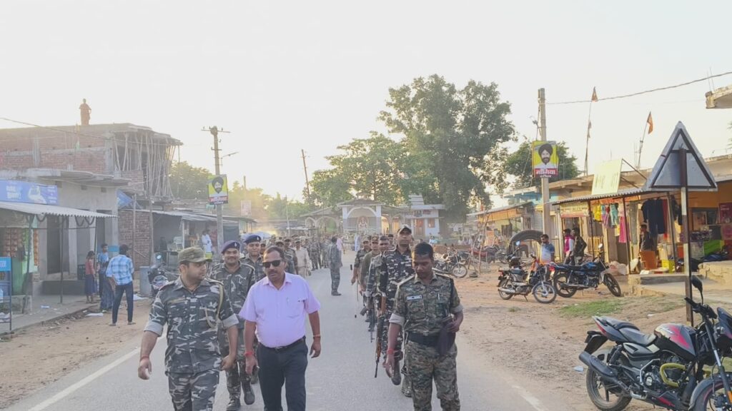 दुर्गा पूजा त्योहार में शांति व्यवस्था बनाए रखने को लेकर बरवाडीह पुलिस ने निकाला फ्लैग मार्च दुर्गा पूजा त्योहार में शांति व्यवस्था बनाए रखने को लेकर बरवाडीह पुलिस ने निकाला फ्लैग मार्च