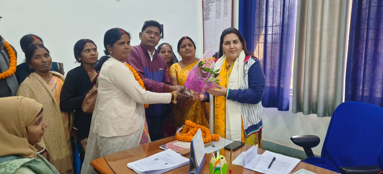 नव चयनित मुखिया संघ के पदाधिकारी एवं मुखियाओं ने बीडीओ को शॉल और बुक्के देकर किया सम्मानित
