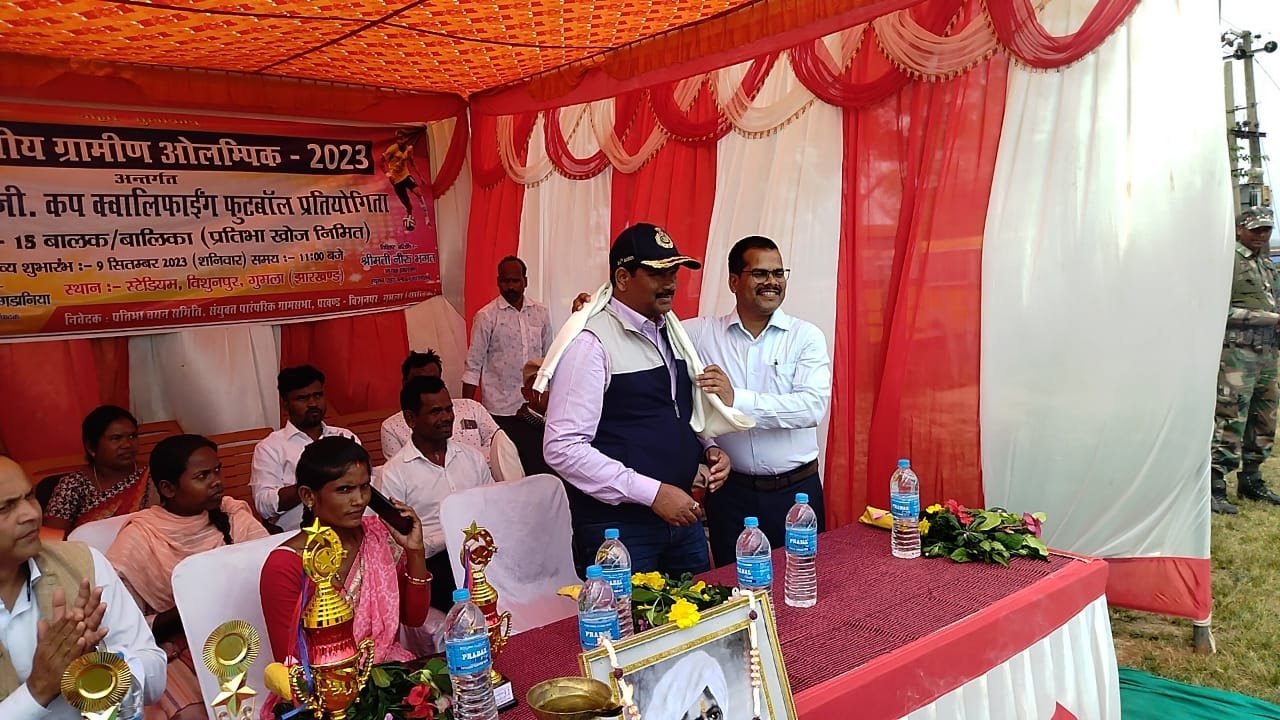 खेल से शारीरिक एवं मानसिक तनाव दूर होता है: बच्चे खेल में भी करियर ढूंढ सकते हैं..डीआईजी रविंद्र भगत। खेल से शारीरिक एवं मानसिक तनाव दूर होता है: बच्चे खेल में भी करियर ढूंढ सकते हैं..डीआईजी रविंद्र भगत।