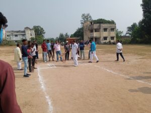 बिशुनपुरा और मंझीआव के बीच खेला गया फाइनल मैच ,पांच विकेट से बिशुनपुरा ने जीत ट्रॉफि किया अपने नाम।