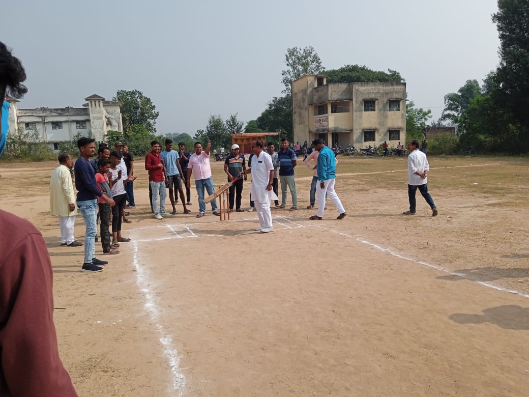 बिशुनपुरा और मंझीआव के बीच खेला गया फाइनल मैच ,पांच विकेट से बिशुनपुरा ने जीत ट्रॉफि किया अपने नाम।