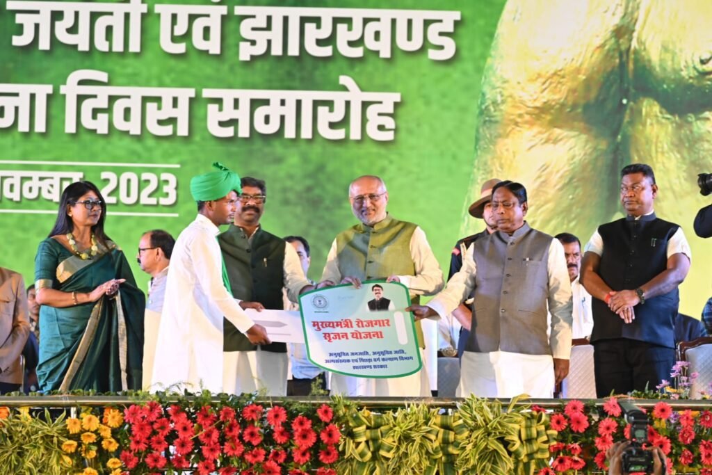 धरती आबा भगवान बिरसा मुंडा की जयंती और राज्य स्थापना दिवस समारोह में मुख्य अतिथि के रूप में राज्यपाल सी. पी. राधाकृष्णन, विशिष्ट अतिथि राज्यसभा सांसद शिबू सोरेन और मुख्यमंत्री हेमन्त सोरेन हुए शामिल।