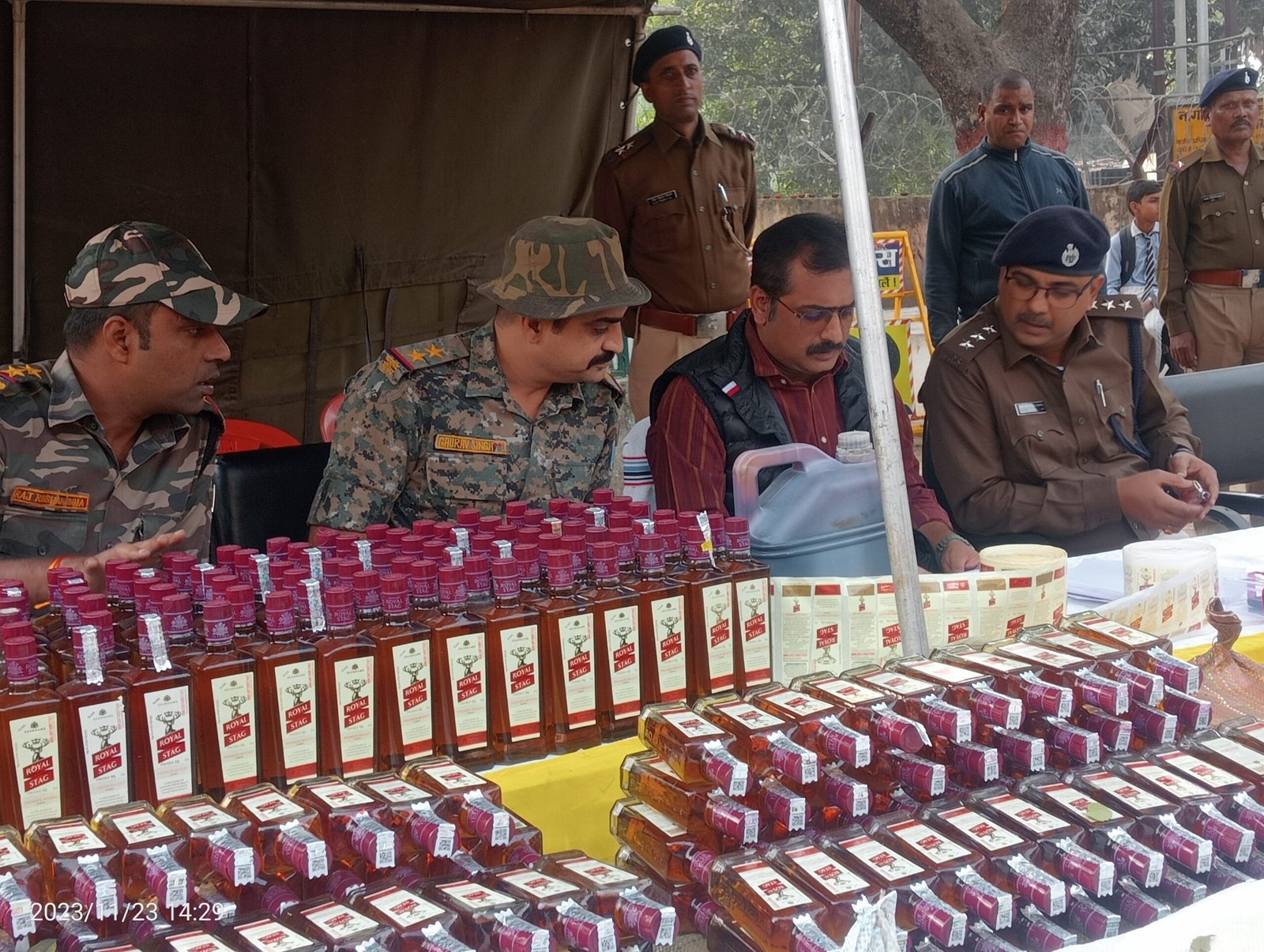 लातेहार:नकली शराब बनाने की फैक्ट्री का हुआ भंडाफोड़, लातेहार:नकली शराब बनाने की फैक्ट्री का हुआ भंडाफोड़,