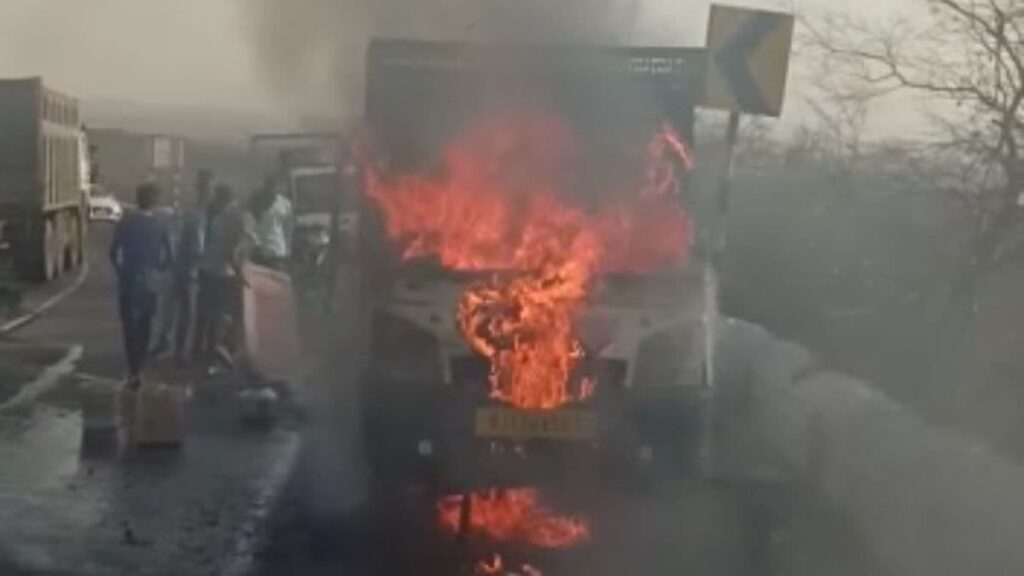 आक्रोशित ग्रामीणों ने पिकअप वैन को किया आग के हवाले आक्रोशित ग्रामीणों ने पिकअप वैन को किया आग के हवाले