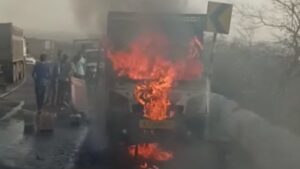 आक्रोशित ग्रामीणों ने पिकअप वैन को किया आग के हवाले