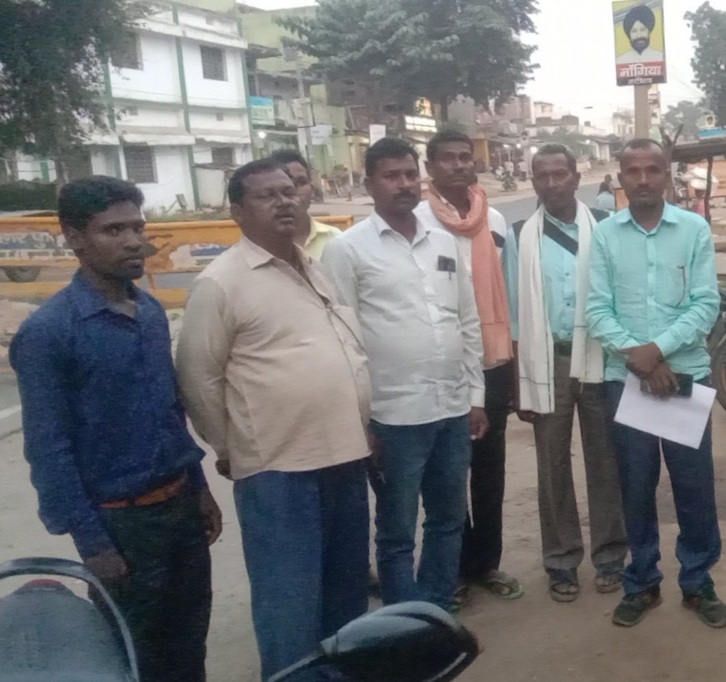 भारतीय स्टेट बैंक के। फील्ड मैनेजर के द्वारा दुष्कर्म के प्रयास के मामले पर परिजनों ने थाने में दिया आवेदन। भारतीय स्टेट बैंक के। फील्ड मैनेजर के द्वारा दुष्कर्म के प्रयास के मामले पर परिजनों ने थाने में दिया आवेदन।