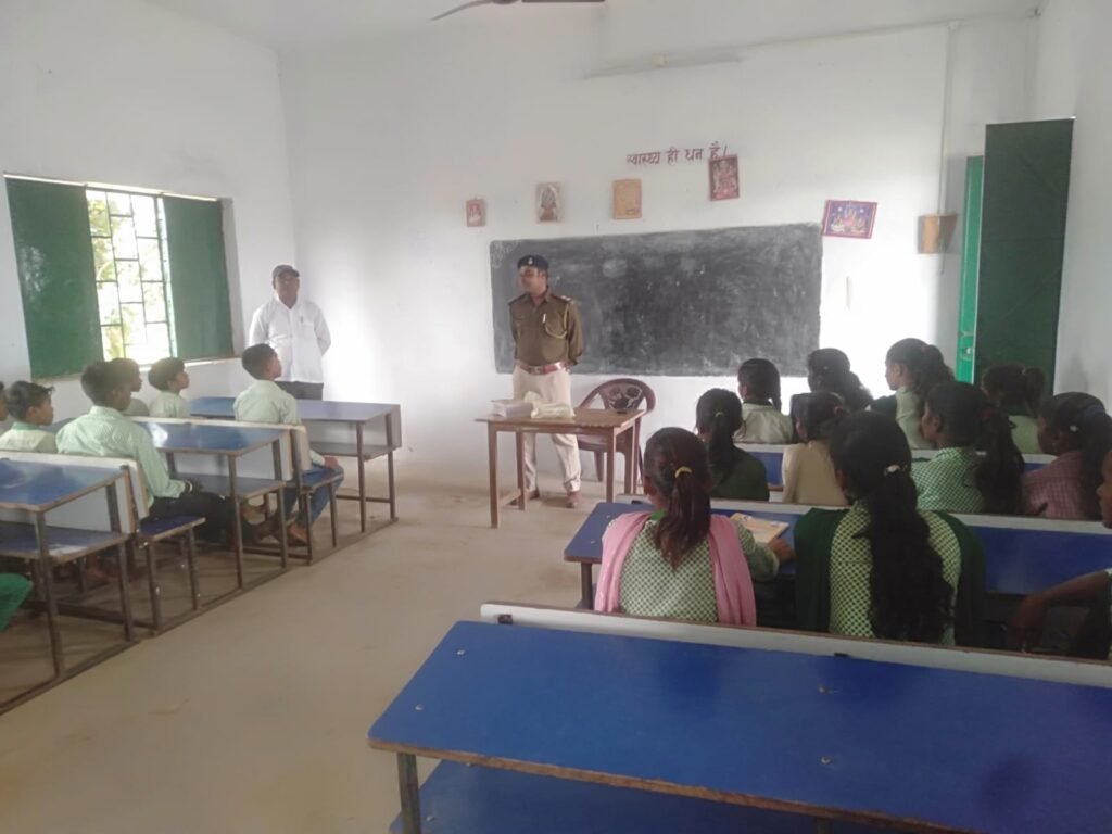 बिशुनपुरा: स्कूलों में जाकर थाना प्रभारी ने बच्चों को दिया ट्रैफिक नियमों की जानकारी बिशुनपुरा: स्कूलों में जाकर थाना प्रभारी ने बच्चों को दिया ट्रैफिक नियमों की जानकारी