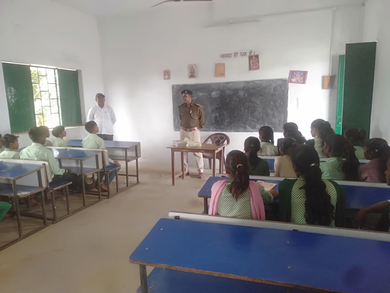 बिशुनपुरा: स्कूलों में जाकर थाना प्रभारी ने बच्चों को दिया ट्रैफिक नियमों की जानकारी बिशुनपुरा: स्कूलों में जाकर थाना प्रभारी ने बच्चों को दिया ट्रैफिक नियमों की जानकारी