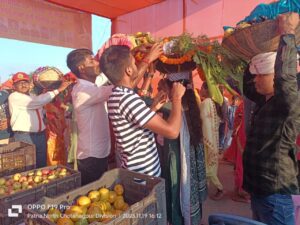 पूर्व सैनिक वेलफेयर ट्रस्ट के जिला अध्यक्ष द्वारा छठव्रतियों के बीच किया गया फल वितरण