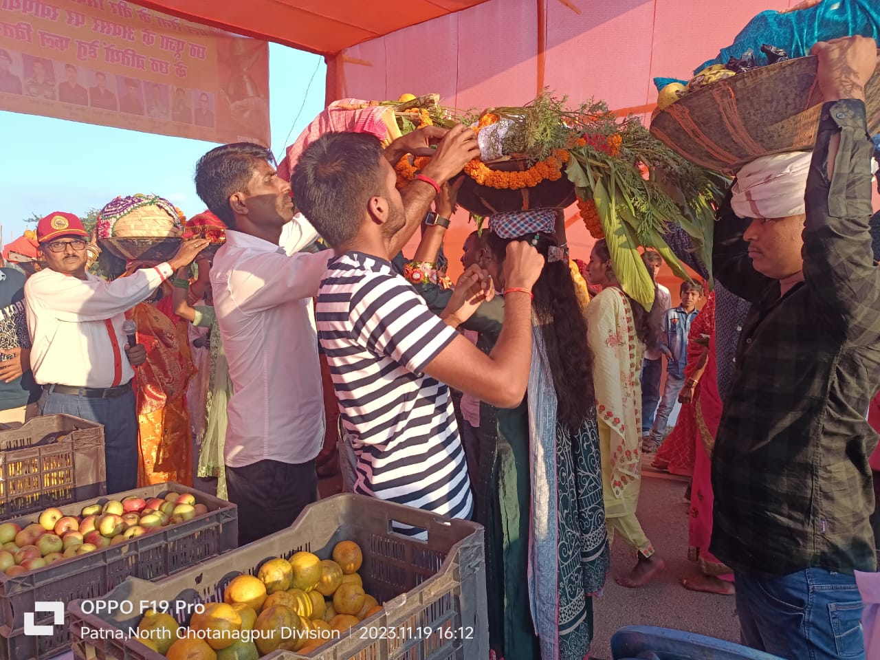 पूर्व सैनिक वेलफेयर ट्रस्ट के जिला अध्यक्ष द्वारा छठव्रतियों के बीच किया गया फल वितरण