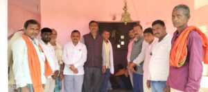 ग्राम चौरिया के करीयई बाबा के पास जिला परिषद सदस्य धर्मराज पासवान ने किया विधिवत पूजा अर्चना.