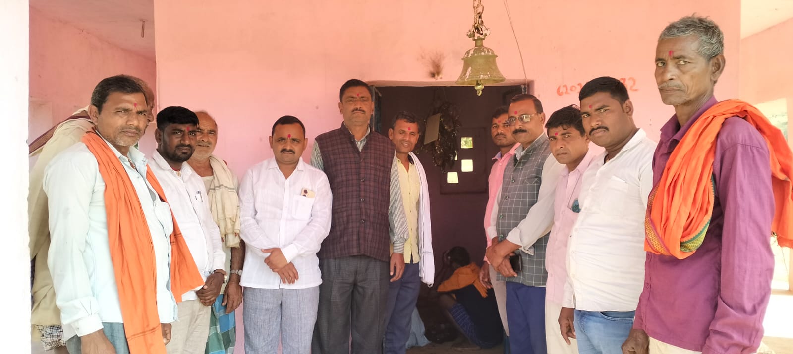 ग्राम चौरिया के करीयई बाबा के पास जिला परिषद सदस्य धर्मराज पासवान ने किया विधिवत पूजा अर्चना.