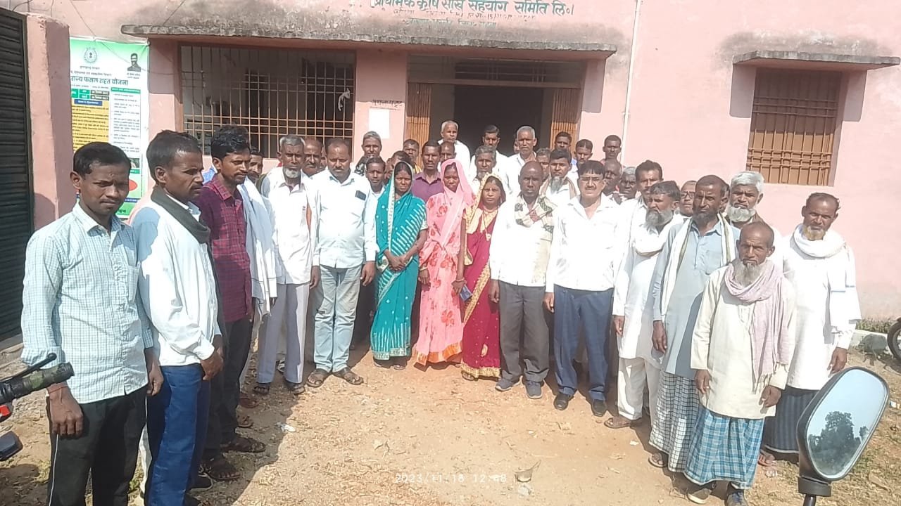 नैनों युरिया एवं नैनों डीएपी तरल खादों का प्रयोग के बारे में ग्रामीणों को दी गई जानकारी. नैनों युरिया एवं नैनों डीएपी तरल खादों का प्रयोग के बारे में ग्रामीणों को दी गई जानकारी.
