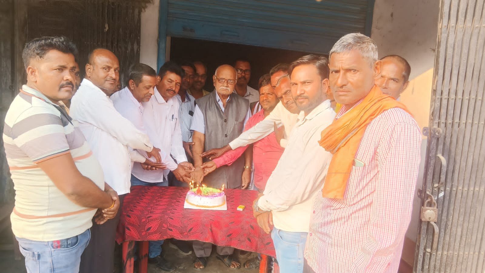 भाजपा कार्यकर्ताओं ने धूम धाम से मनाया विधायक भानु प्रताप शाही का 46वाँ जन्मदिन। भाजपा कार्यकर्ताओं ने धूम धाम से मनाया विधायक भानु प्रताप शाही का 46वाँ जन्मदिन।