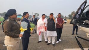 मुख्यमंत्री को पलामू पहुंचने पर उपायुक्त, पुलिस अधीक्षक ने किया स्वागत