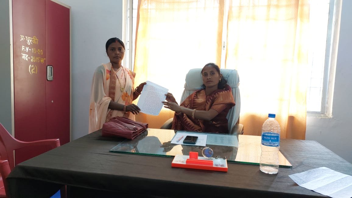 मनरेगा के कनिय अभियंता के खिलाफ पांच प्रतिशत घुस मांगने के आरोप मे महिला ने बीडीओ और प्रमुख को दिया आवेदन मनरेगा के कनिय अभियंता के खिलाफ पांच प्रतिशत घुस मांगने के आरोप मे महिला ने बीडीओ और प्रमुख को दिया आवेदन