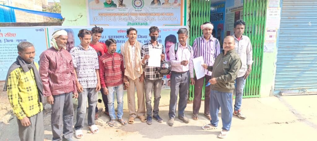 गुमला:10 मजदूरों को काम करवा कर ठेकेदार नहीं दे रहा मजदुरी भुगतान गुमला:10 मजदूरों को काम करवा कर ठेकेदार नहीं दे रहा मजदुरी भुगतान