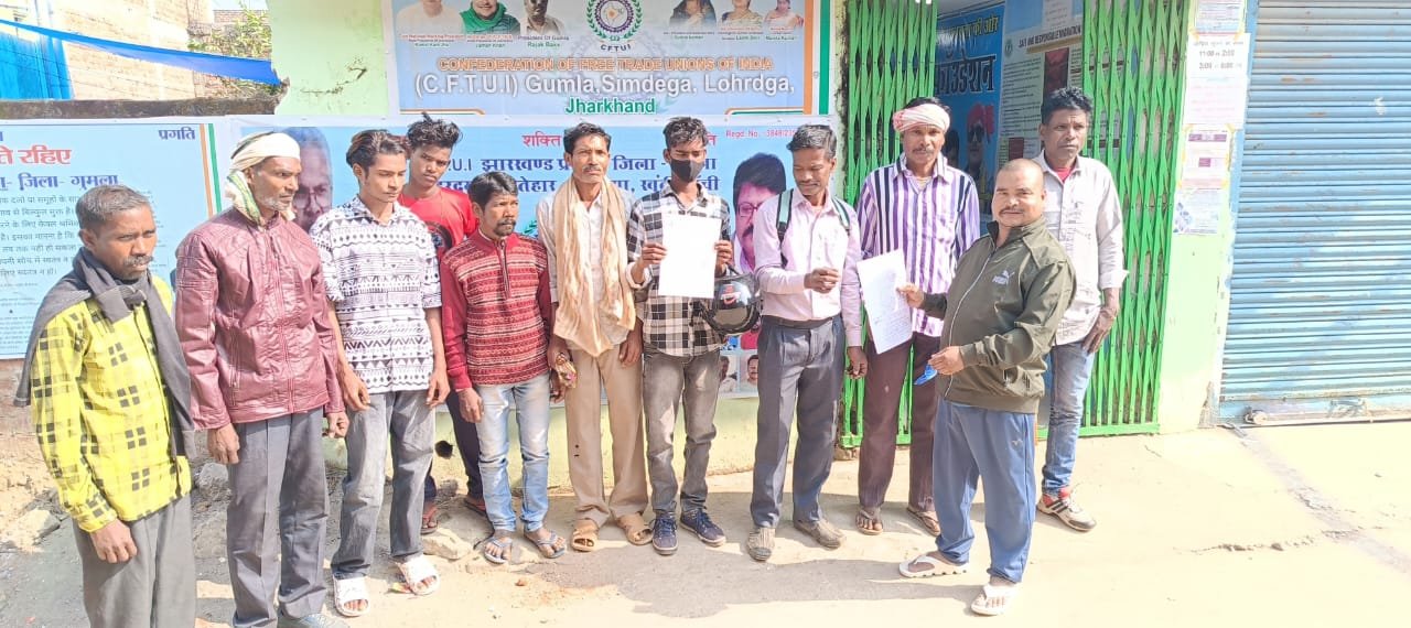 गुमला:10 मजदूरों को काम करवा कर ठेकेदार नहीं दे रहा मजदुरी भुगतान गुमला:10 मजदूरों को काम करवा कर ठेकेदार नहीं दे रहा मजदुरी भुगतान