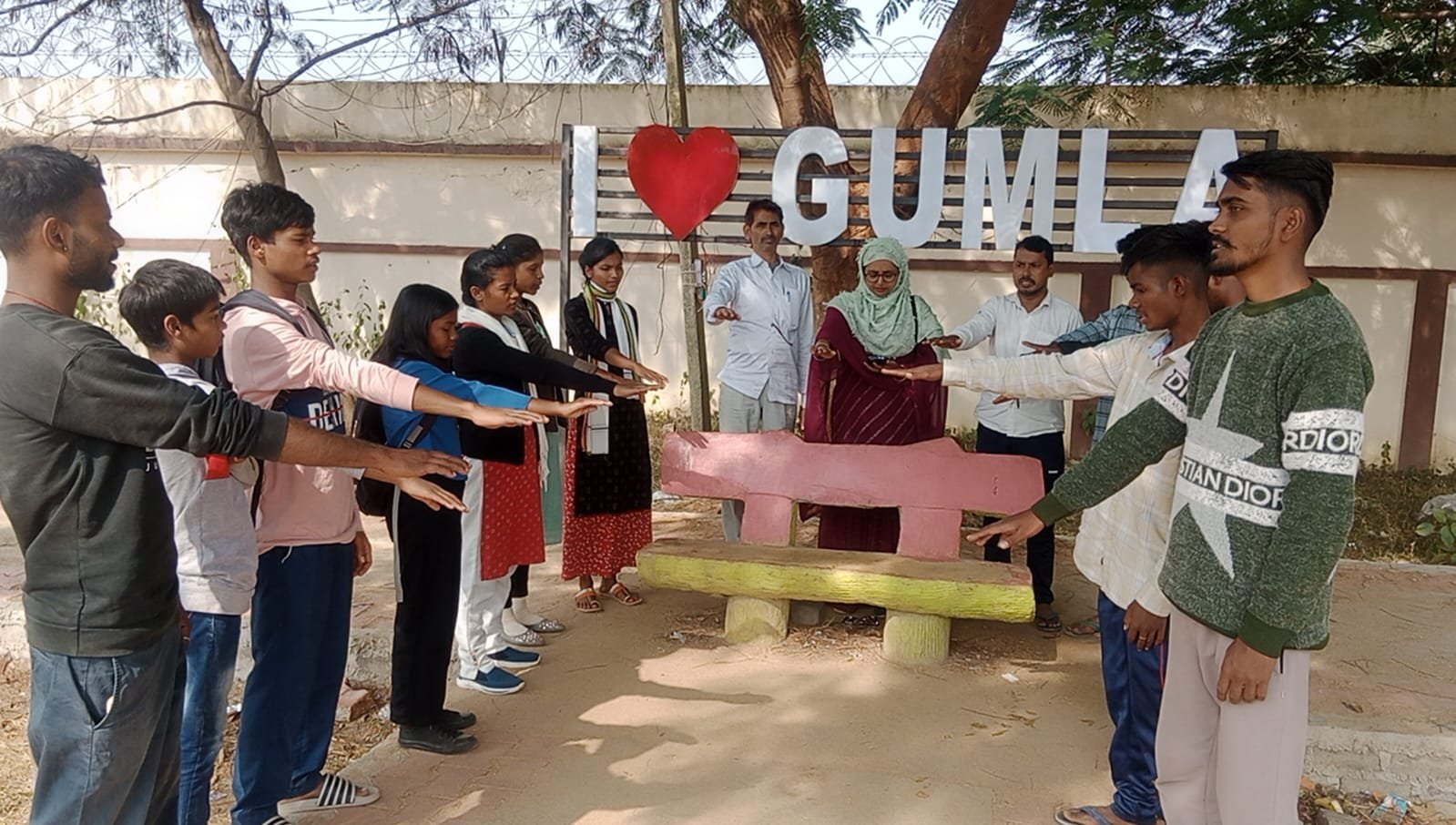 मिशन बदलाव के युवाओं ने संविधान दिवस के अवसर पर संविधान की शपथ ली