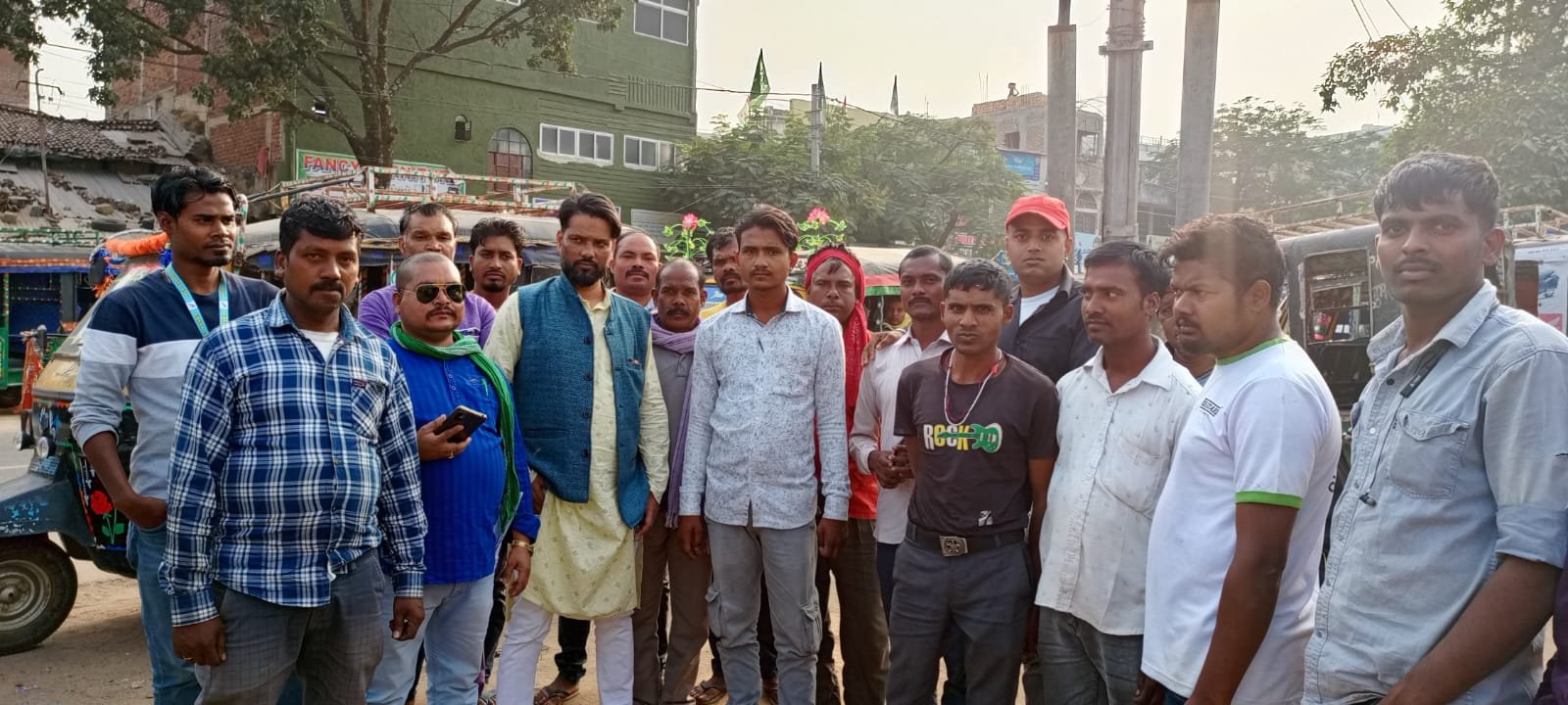 ओटो चालकों की समस्या से अवगत हुए मजदूर संघ सीएफ टी यू आई झारखंड प्रदेश सचिव जुम्मन खान.