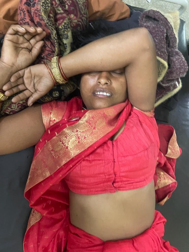 मोटरसाइकिल से गिरकर महिला घायल ।