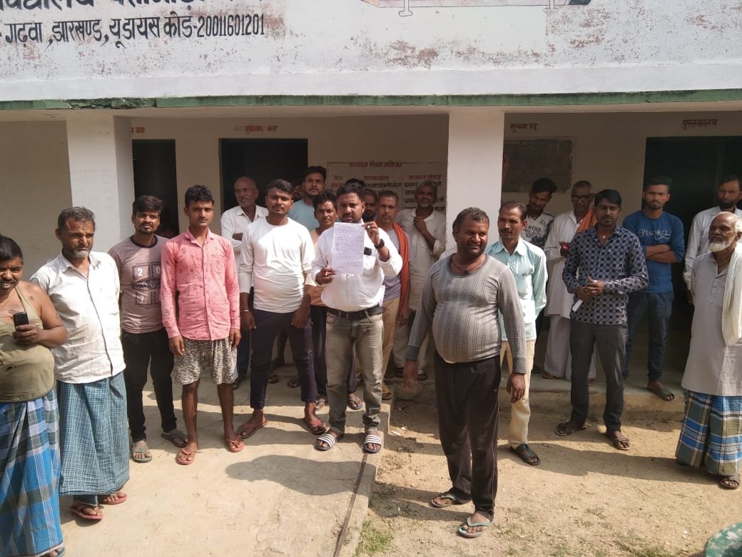 विद्यालय की घोर लापरवाही बच्चे गिरकर हुआ घायल: प्रधानध्यापक द्वारा नहीं कराया गया कीट उपलब्ध. विद्यालय की घोर लापरवाही बच्चे गिरकर हुआ घायल: प्रधानध्यापक द्वारा नहीं कराया गया कीट उपलब्ध.