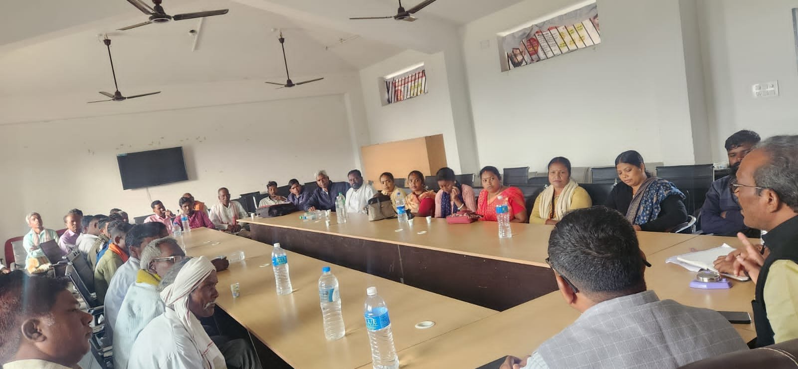 मुखिया और ग्राम प्रधान के साथ ग्रामीणों के विकास हेतु विधायक जिगा मुंडा के साथ बैठक संपन्न. मुखिया और ग्राम प्रधान के साथ ग्रामीणों के विकास हेतु विधायक जिगा मुंडा के साथ बैठक संपन्न.