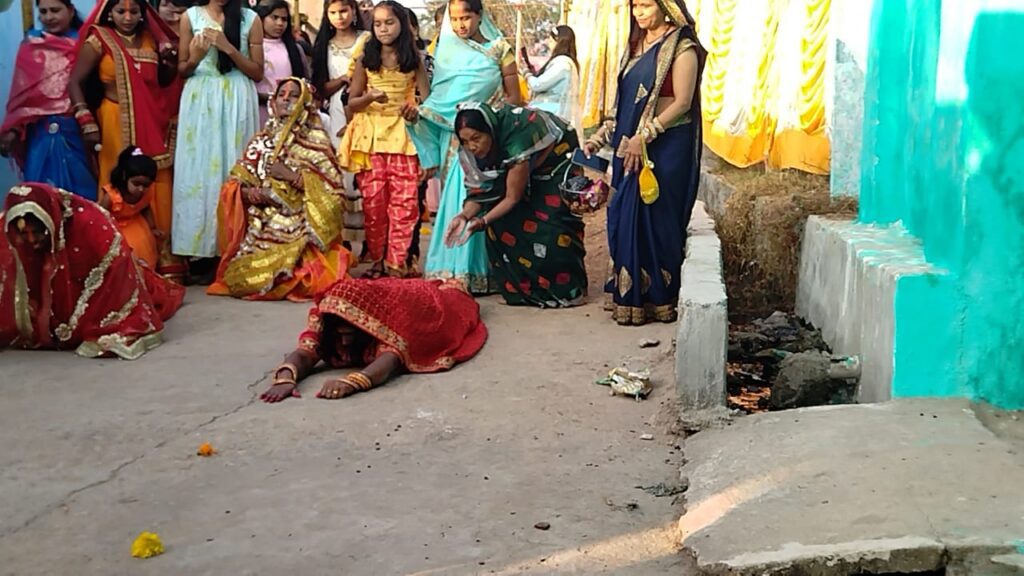 महिलाओं ने दिया डूबते सूरज को संध्या अर्घ्य छठ घाटों में छठव्रतियों का उमड़ा जनसैलाब. महिलाओं ने दिया डूबते सूरज को संध्या अर्घ्य छठ घाटों में छठव्रतियों का उमड़ा जनसैलाब.