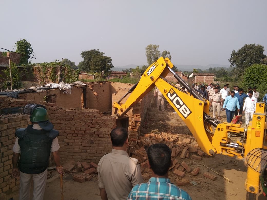 सरकारी भूमी पर बनाए गए मकान को प्रशासन ने जेसीबी लगाकर किया ध्वस्त.