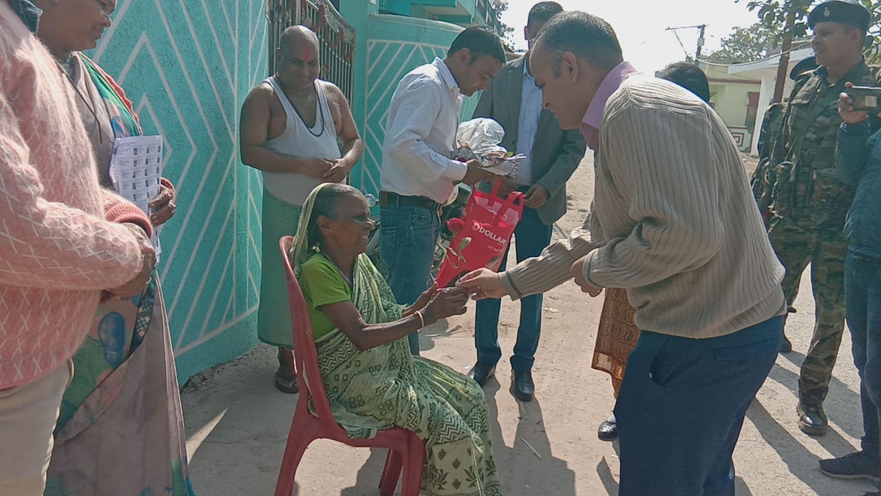 आगामी चुनाव के मद्देनजर जिले में वरिष्ठ मतदाताओं के लिए चलाया गया अभियान, उपायुक्त ने किया वरिष्ठ मतदाताओं का सम्मान
