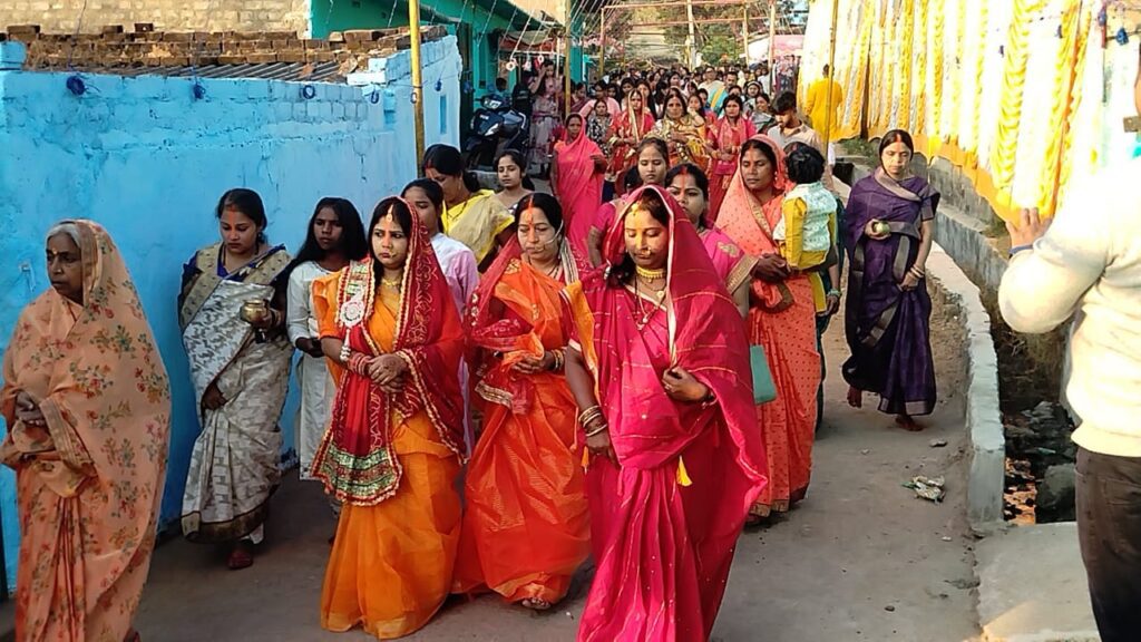 महिलाओं ने दिया डूबते सूरज को संध्या अर्घ्य छठ घाटों में छठव्रतियों का उमड़ा जनसैलाब. महिलाओं ने दिया डूबते सूरज को संध्या अर्घ्य छठ घाटों में छठव्रतियों का उमड़ा जनसैलाब.