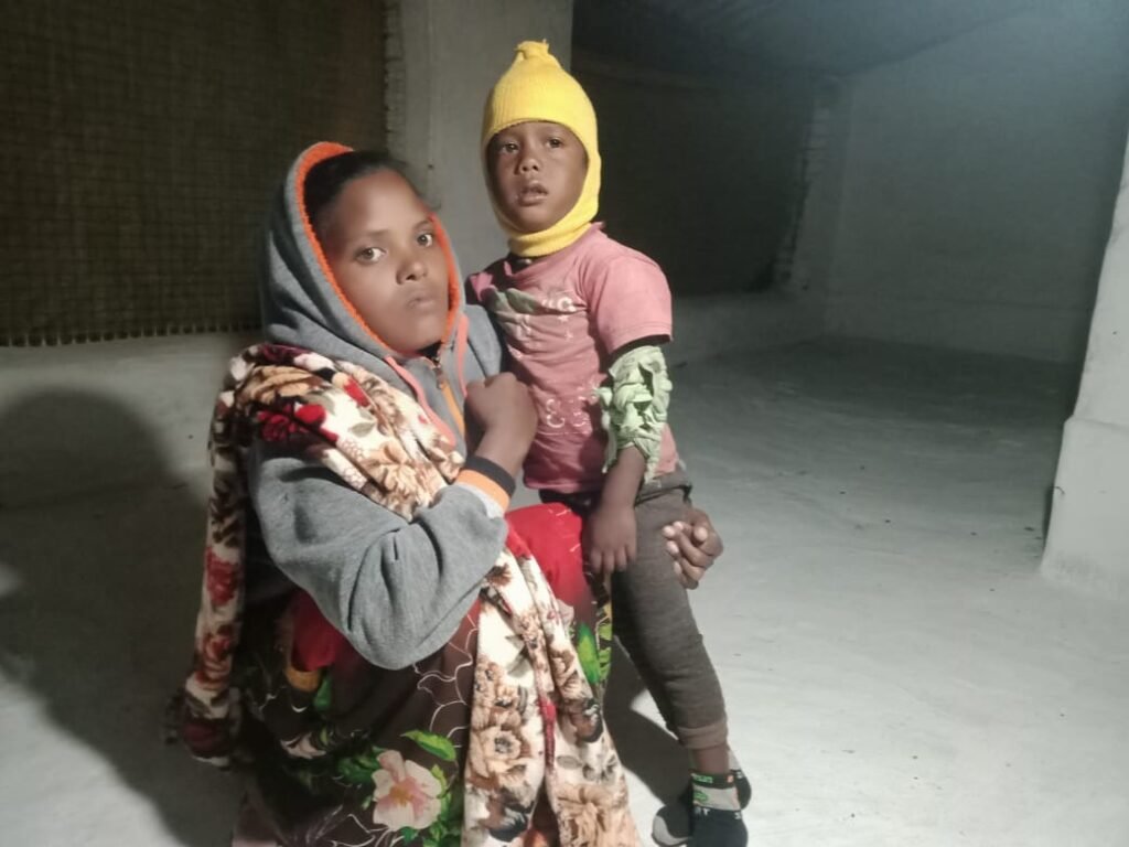 पागल कुत्ते ने पांच साल के बच्चे को हाथ व पैर में काटा पागल कुत्ते ने पांच साल के बच्चे को हाथ व पैर में काटा