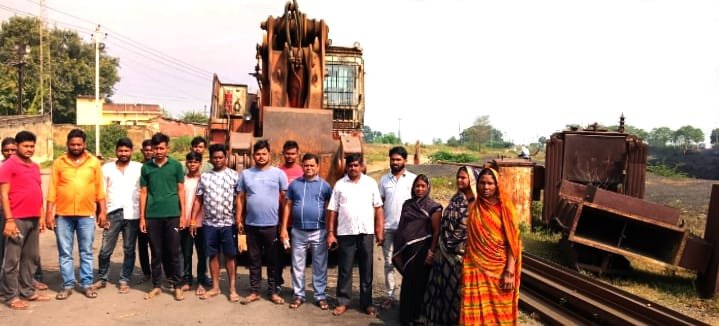 सीसीएल के राजहरा कोलियरी भलही खदान में खनन कार्य के लिए जा रहे मशीन को ग्रामीणों ने रोका
