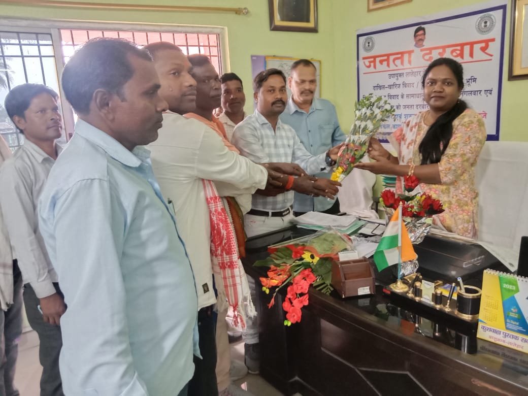 नए अंचलाधिकारी का गुलदस्ता देकर किया गया स्वागत।