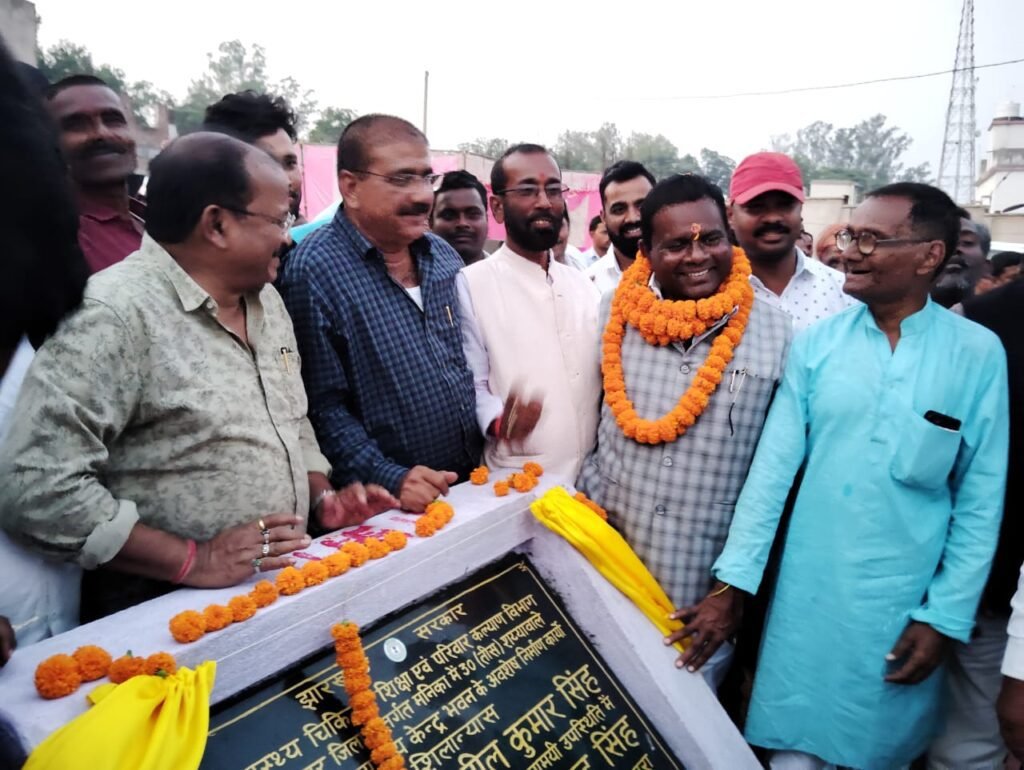 मनिका: करोड रुपए की लागत से बना रहे हैं हॉस्पिटल का शिलान्यास विधायक रामचंद्र सिंह ने किया।
