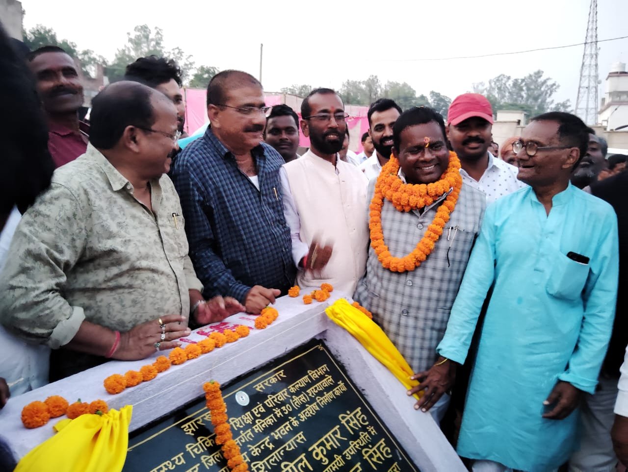 मनिका: करोड रुपए की लागत से बना रहे हैं हॉस्पिटल का शिलान्यास विधायक रामचंद्र सिंह ने किया।